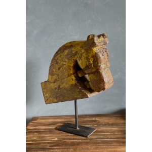 Uniek authentiek oud houten paardenhoofd op statief.