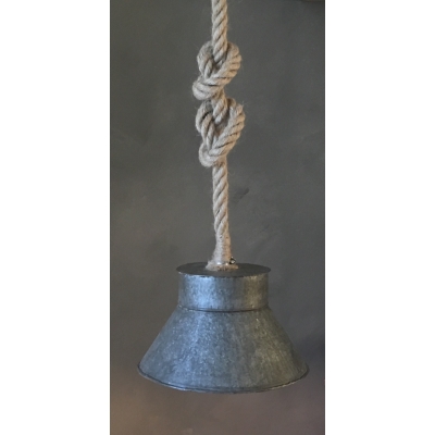 Zinken hanglampje aan stoer touw.