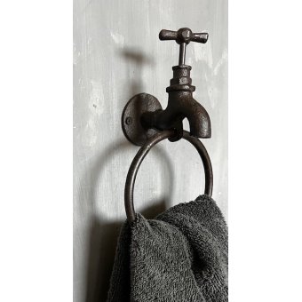 Gietijzeren handdoekring met kraantje